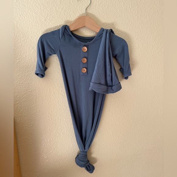 Caden Lane Solid Dusty Blue Bamboo Baby Knot Gown and Hat Newborn 7-14lbs - Picture 1 of 5